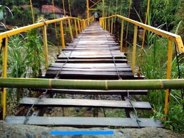 Jembatan Nyaris Putus, Warga 2 Desa di Cianjur Seberangi Sungai Pakai Rakit
