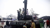 Beberapa warga berkesempatan naik keatas tank Leopard.