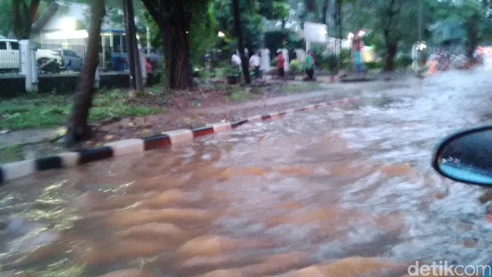 Ada Genangan di TB Simatupang, Pengendara Diharap Berhati-hati