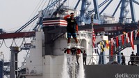 Aksi prajurit TNI saat beratraksi dengan water jet pack pada kegiatan Kolinlamil Open Day 2016 di Mako Kolinlamil Tanjung Priok, Jakarta, Minggu (24/7/2016).