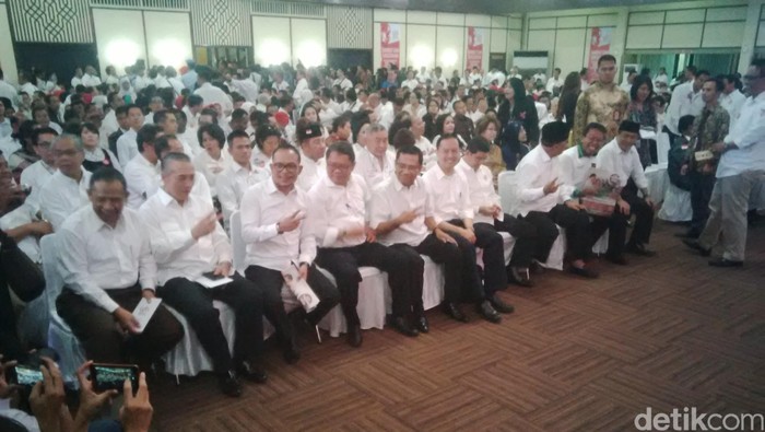 Menteri dan Politisi Hadiri Silaturahmi Relawan Jokowi di Senayan