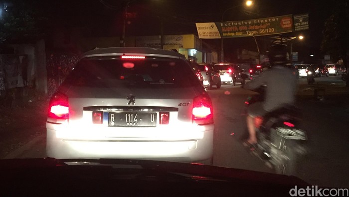 Diguyur Hujan, Sejumlah Ruas Jalan di Ciputat Tergenang dan Macet