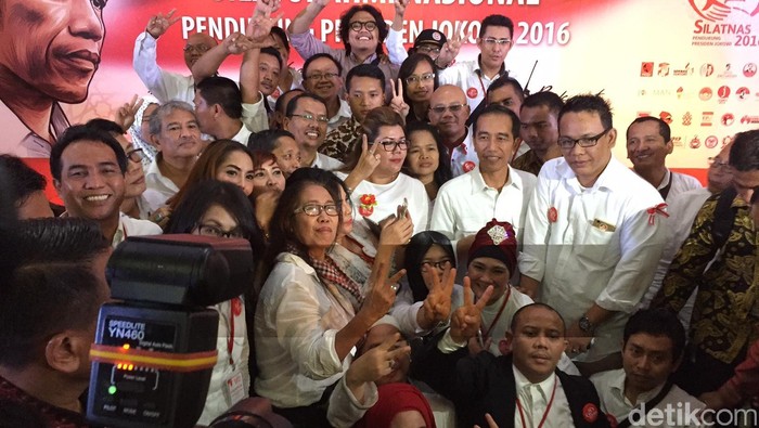 Di Depan Jokowi, Relawan: Salam Dua Periode!