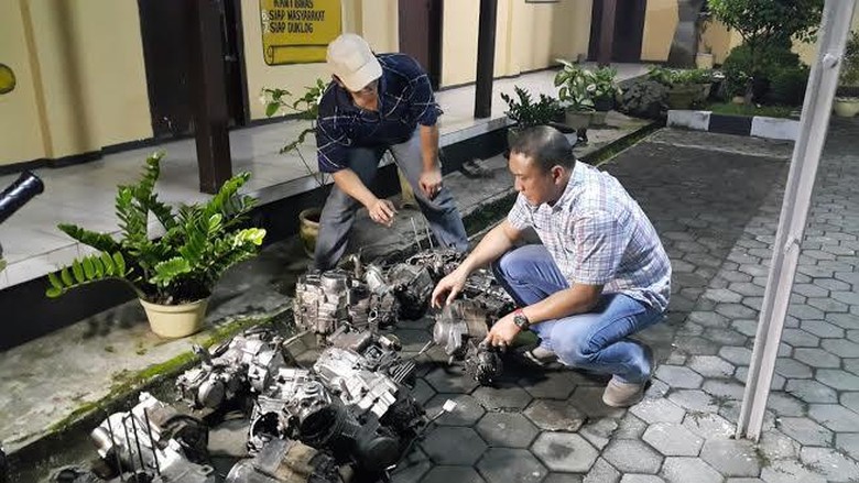 Puluhan Gelondong Mesin dan Kerangka Motor Diduga Hasil Kejahatan Diamankan Puluhan Gelondong Mesin dan Kerangka Motor Diduga Hasil Kejahatan Diamankan