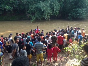 Ustaz Rojiun Temukan Mayat Perempuan yang Tersangkut Batu di Kali Ciliwung