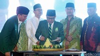 Ketua Umum PKB Muhaimin Iskandar memotong tumpeng saat syukuran Harlah PKB ke 18.