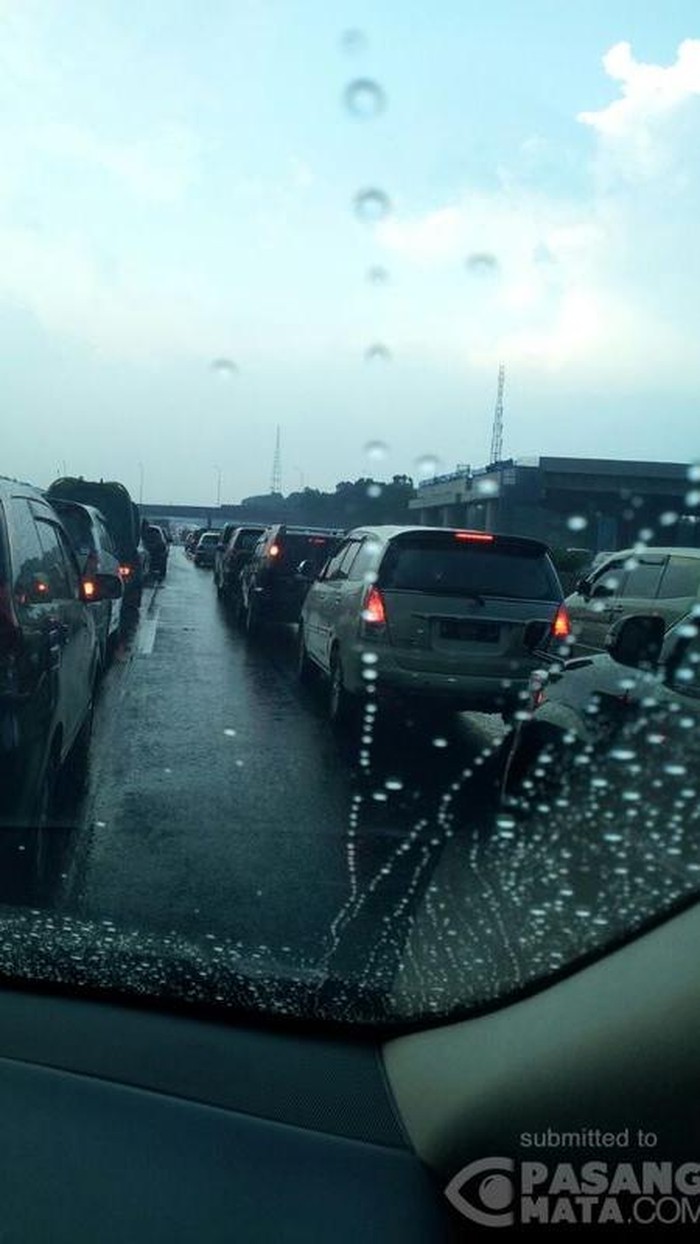 Hujan Deras, Kendaraan di Tol Jagorawi Mengular