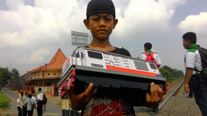 Bocah Penjaga Perlintasan Dapat Kenang-kenangan Miniatur Kereta Api