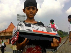 Bocah Penjaga Perlintasan Dapat Kenang-kenangan Miniatur Kereta Api