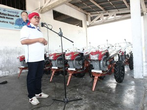 Blusukan ke Sulteng, Ketua MPR Bagi-bagi Traktor dan Bibit Ikan