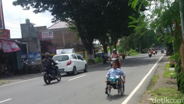 Kegigihan Edi, Tak Lelah Kayuh Kursi Roda Sejauh 6 Km ke Sekolah Tiap Hari