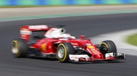 Sementara pebalap Ferrari Sebastian Vettel akhirnya finis di urutan keempat, unggul atas Verstappen dan Raikkonen yang ada di urutan kelima dan keenam. REUTERS/Laszlo Balogh.