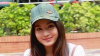 Natasha Wilona tampak mengenakan topi hijau, kaus putih, ripped jeans. Pool/Gus Mun/detikFoto.