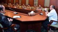 Pertemuan ini mendiskusikan realisasi dana desa, aspirasi kepala desa, dan solusi permasalahan yang dihadapi desa.