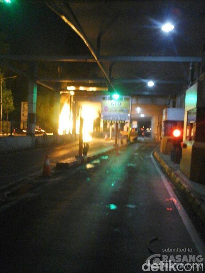 Polisi Masih Berusaha Evakuasi Alphard yang Terbakar di Senayan