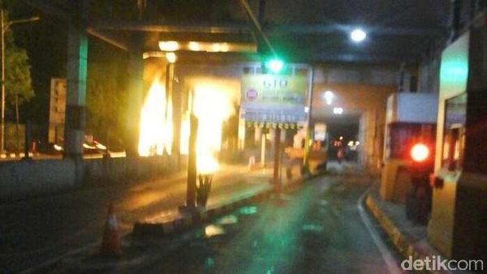 Begini Detik-detik Saat Alphard Terbakar di Senayan