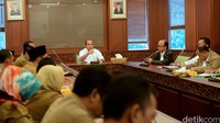 Menteri Marwan berdiskusi dengan para kepala desa dari Bogor, Tangerang, dan Bekasi di kantor Kementerian Desa PDTT, Jakarta.