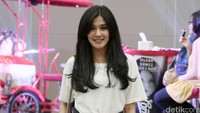 Naysilla Mirdad juga turut hadir dengan bergaya kasual ala 90-an dengan kaus putih, jaket jeans serta ripped jeans dan sepatu hitam.