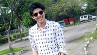 Sementara Maxime tampil dengan kemeja hitam-putih, celana hitam dan sepatu hitam-putih. Pool/Gus Mun/detikFoto.