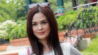 Cut Meyriska tampil kasual pada kesempatan itu. Pool/Gus Mun/detikFoto.