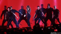 Penampilan manisnya beserta dancer membuat malam itu semakin meriah.