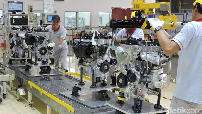 Pekerja di pabrik mobil Sienta Foto: Toyota Pekerja di pabrik mobil Sienta Foto: Toyota
