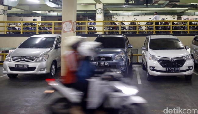 Mobil Dibobol di Parkiran Mal Kemang Village