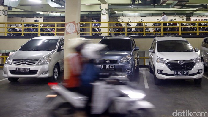 Pembatasan kendaraan ganjil-genap di Jakarta direncanakan mulai diterapkan pada akhir Juli mendatang. Kantong-kantong parkir pun tengah disiapkan.