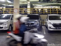 Mobil Dibobol di Parkiran Mal Kemang Village