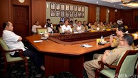 Menteri Marwan menyimak penjelasan kepala desa mengenai dana desa.