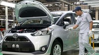 Pekerja melakukan proses perakitan Toyota Sienta di pabrik TMMIN Plant 2 di Karawang, Jawa Barat, Senin (25/7/2016).