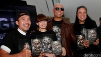 Deddy menggandeng Chika Jessica dan Voland sebagai tokoh dalam novelnya juga Demian Dematra untuk penulisan novel. Pool/Gus Mun/detikFoto.