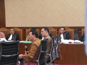 Seriusnya Ahok Mendengar Rekaman Sadapan Telepon Sunny dan Sanusi
