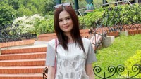 Artis yang akrab disapa Chika itu terlihat memakai kaus abu-abu, jeans dengan warna serupa dan sneakers putih. Pool/Gus Mun/detikFoto.