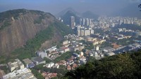 Perjalanan berlanjut menuju puncak kedua di ketinggian 400 meter. Inilah puncak Sugarloaf Mountain. Dari sini, hampir seluruh pelosok Rio de Janiero, termasuk patung Kristus terlihat jelas. Asal sedang tak berkabut (Ken Yunita/detikTravel)