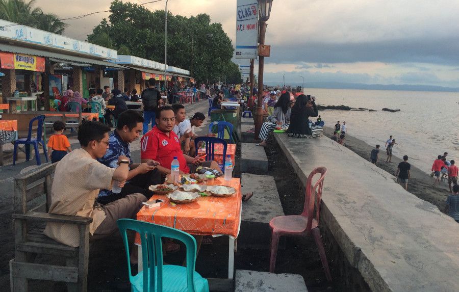 Jajan Seafood Segar Sambil Menikmati Sunset Di Pantai Ampenan