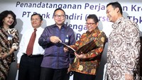 Dirut Bank Mandiri Kartika Wirjoatmodjo berbincang dengan Menteri Kominfo Rudiantara usai menyaksikan penandatangan perjanjian kredit yang dilakukan oleh Direktur Commercial Banking Bank Mandiri Kartini Sally dan Direktur Utama PT Palapa Ring Barat Syarif Lumintardjo.