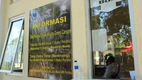 Apabila ingin menikmati keseruan di Green Canyon, traveler pun perlu merogoh kocek sebesar Rp 150 ribu untuk menyewa perahu berkapasitas 5-6 orang dengan durasi setengah jam. Traveler juga bisa tambah Rp 100 ribu jika ingin eksplore gua lebih dalam jika mmeungkinkan. Jam bukanya dari pukul 07.30-16.00 WIB (Randy/detikTravel)