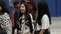 Prilly Latuconsina tampak bergaya dengan jaket bermotif floral, kaus hitam serta celana panjang hitam.