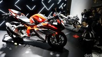 All New Honda CBR250RR tersedia dengan 2 tipe yakni STD (standar) dan ABS dengan pilihan warna Honda Racing Red, Anchor Graymetallic dan Mat Gunpowder Black Metallic.