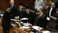 Ketua Banggar DPR RI Kahar Muzakir menyerahkan laporan Badan Anggaran mengenai pandangan fraksi atas APBN 2015.