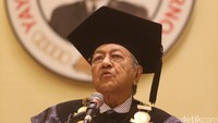 lewat orasi ilmiah Mahathir Mohamad, masyarakat Indonesia bisa belajar membentuk clean and good government.