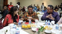 Dirut Bank Mandiri Kartika Wirjoatmodjo berbincang dengan Menteri Kominfo Rudiantara. Seperti diketahui, proyek Palapa Ring Paket Barat merupakan Proyek Kerja sama Pemerintah dengan Badan Usaha yang mendapat penjaminan oleh PT Penjaminan Infrastruktur Indonesia (Persero).