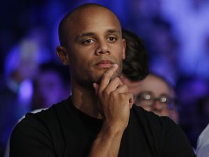 Kompany Sayangkan Batalnya Derby Manchester di Beijing