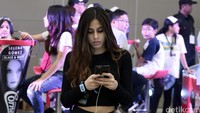 Valerie Thomas tampak seksi dengan busana serba hitam saat ditemui di konser yang digelar di ICE BSD, Tangerang Selatan pada akhir pekan lalu.