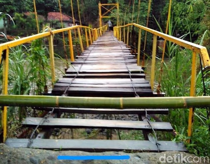 Derita Warga Cianjur, Menunggu Jembatan Rusak Diperbaiki dan Terpaksa Naik Rakit