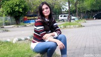 Kekasih Rizky Febian itu pun tetap cantik dengan gaya kasual. Pool/Gus Mun/detikFoto.