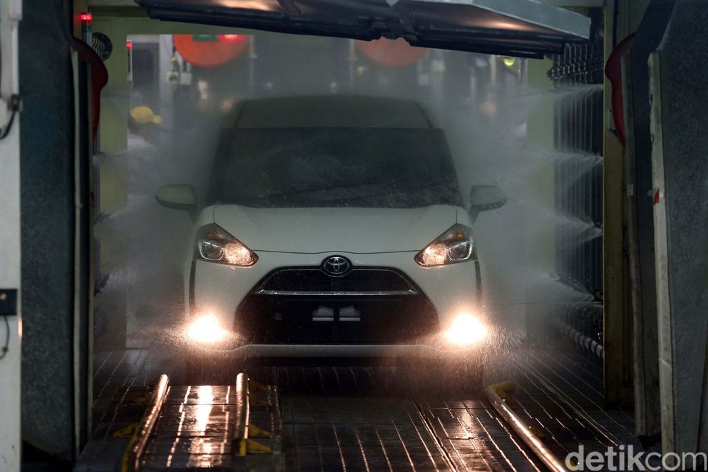 Pabrik milik PT Toyota Motor Manufacturing Indonesia (TMMIN) di Karawang resmi melahirkan mobil Sienta. Toyota menargetkan produksi 4.000 unit/bulan.
