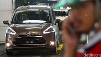 Mobil MPV kotak ini menggunakan komponen lokal sebanyak 80 persen.