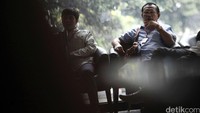 Arota Lase menunggu dipanggil penyidik di ruang tunggu KPK, Senin (25/7/2016).
